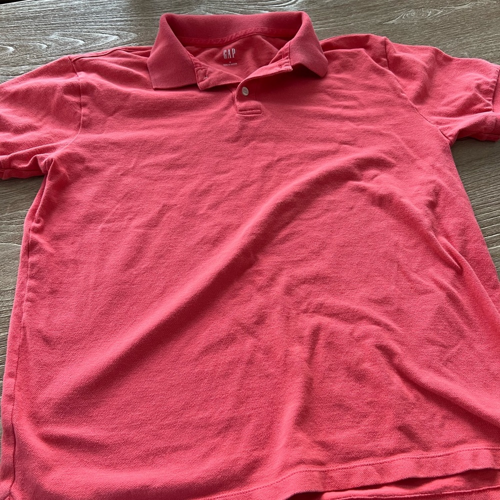 Gap man’s red pique short sleeve polo